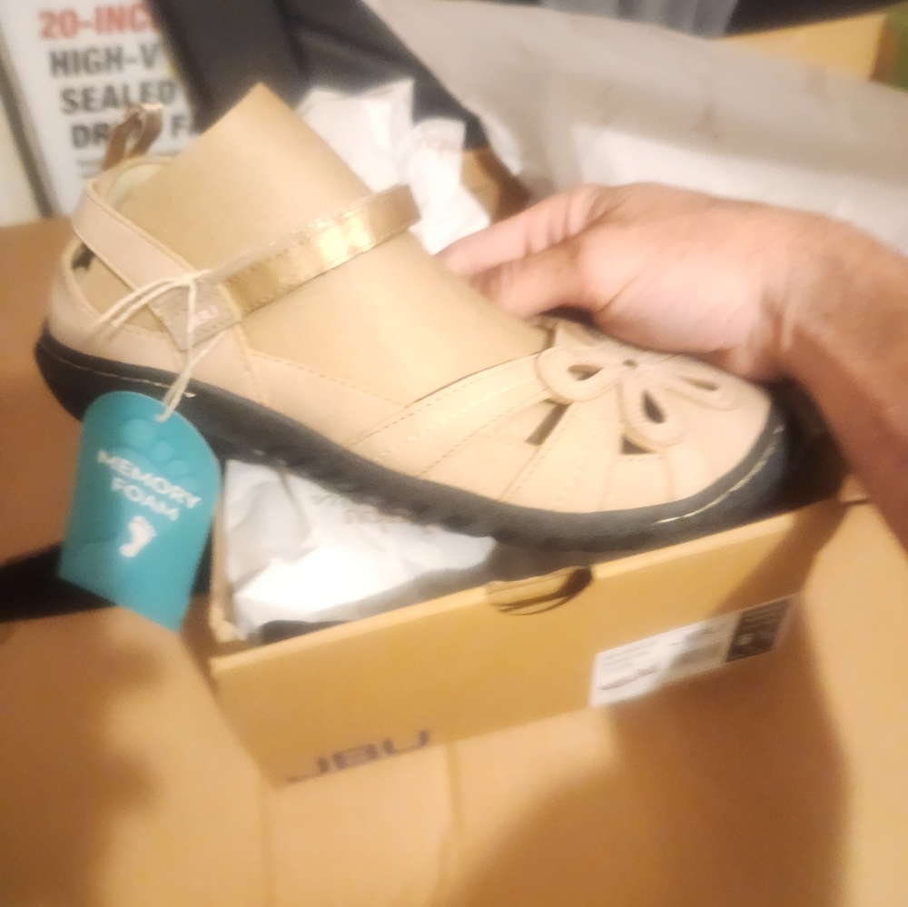 JBU Women's shoe sandals.